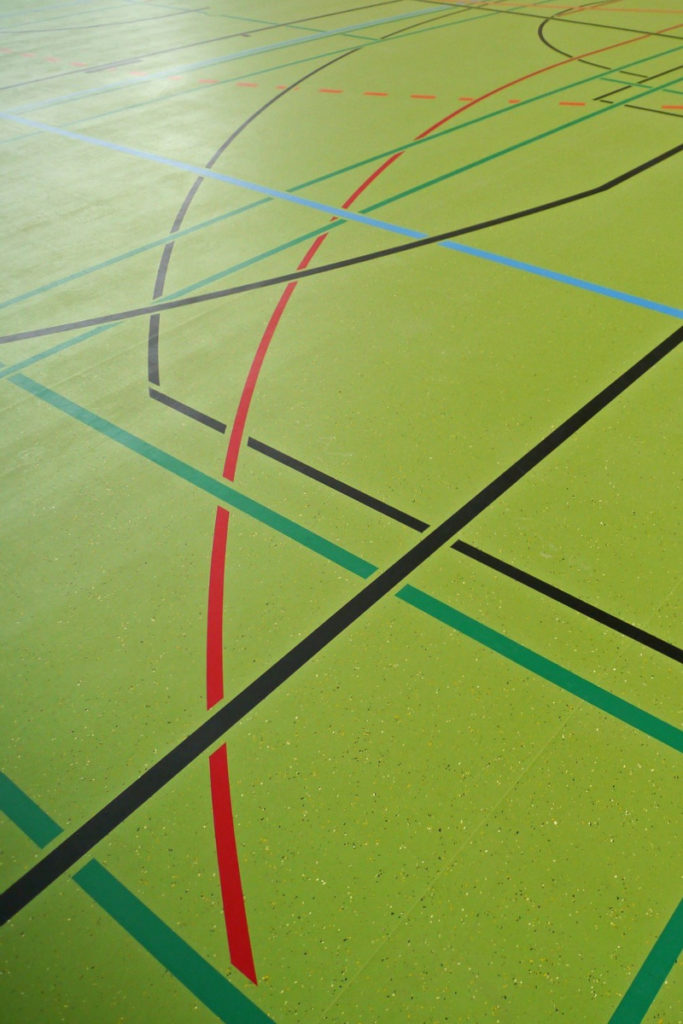 Sporthallenboden mit farbigen Markierungen
